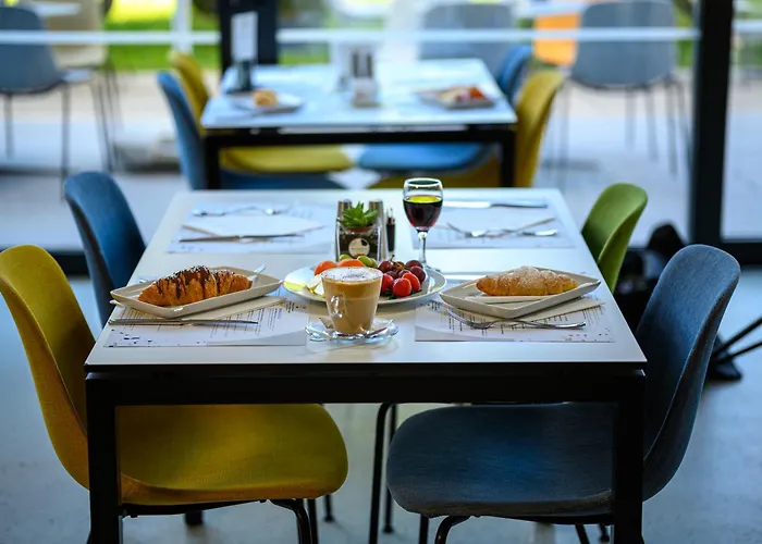 Akademis Academia Couette-café