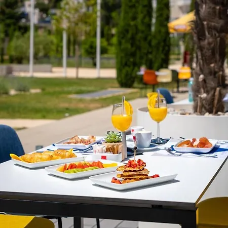 Akademis Academia Oda ve Kahvaltı